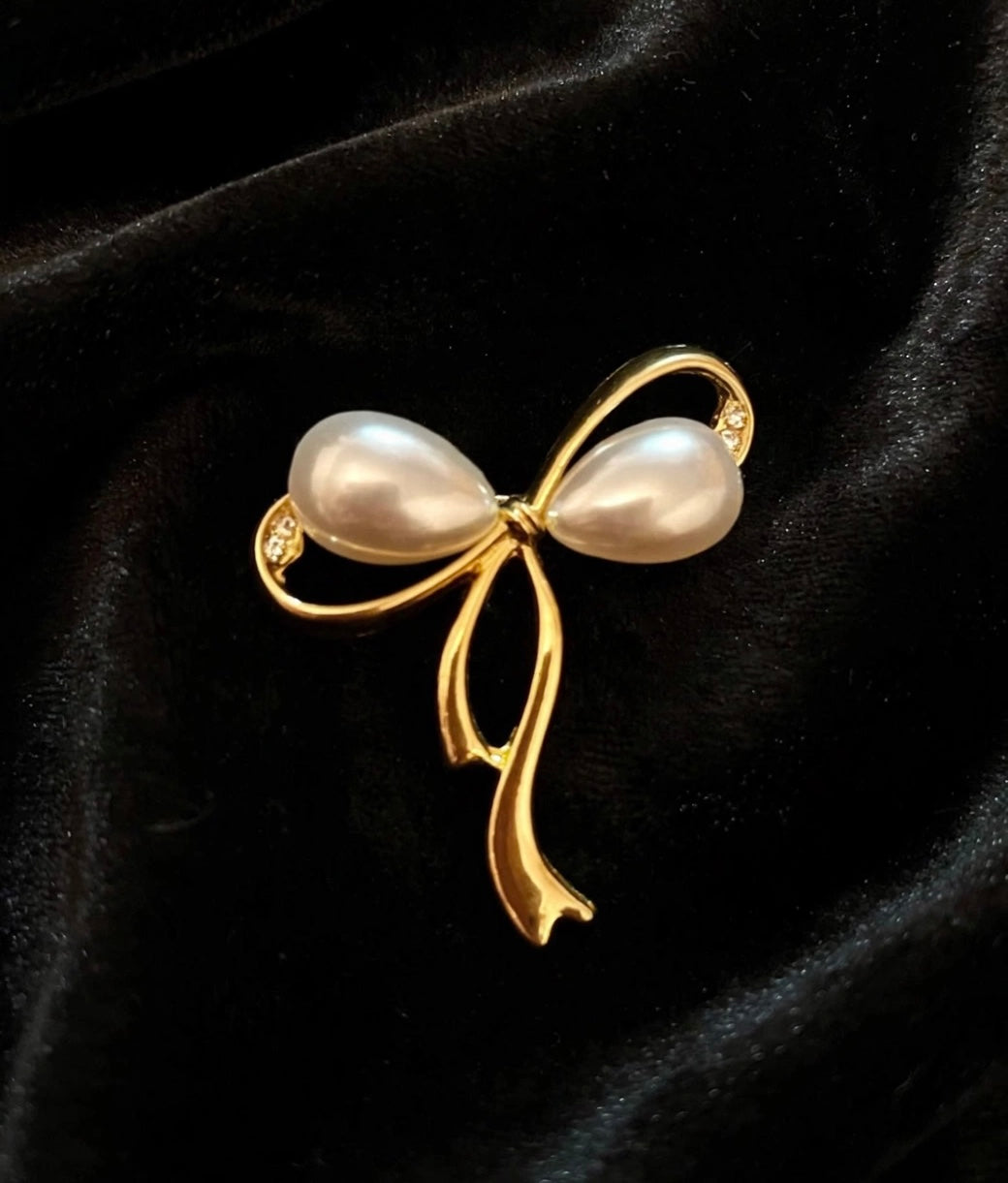 Elegant Gold Bow Brooch with Teardrop Pearl - Pearl Ribbon Brooch Pin, Bow Tie Brooch for Women